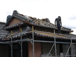 屋根の解体作業