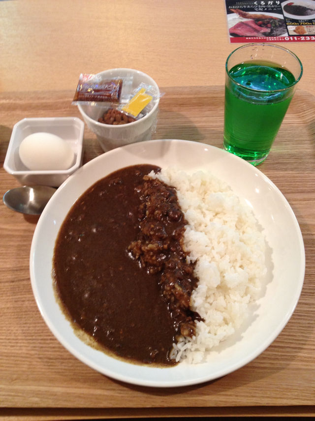 くろかり黒カレー納豆と温泉卵をトッピング