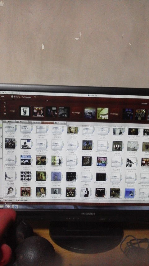 SONYのXアプリ使ってCD管理しているんだけどジャケット写真が飛び飛びになってしまうのはなんとかならないのでしょうかヽ(`Д´)ノネットで 取り込めないと手動でやら