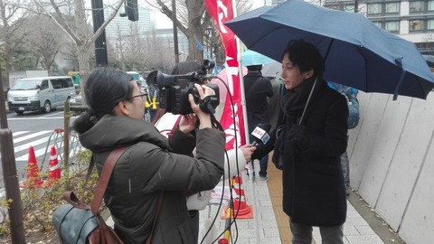 新華社通信にインタビューされる動労千葉