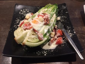 焼ロメインレタスとベーコンのシーザーサラダ温玉添え