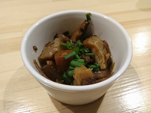 お通しは煮込み♪