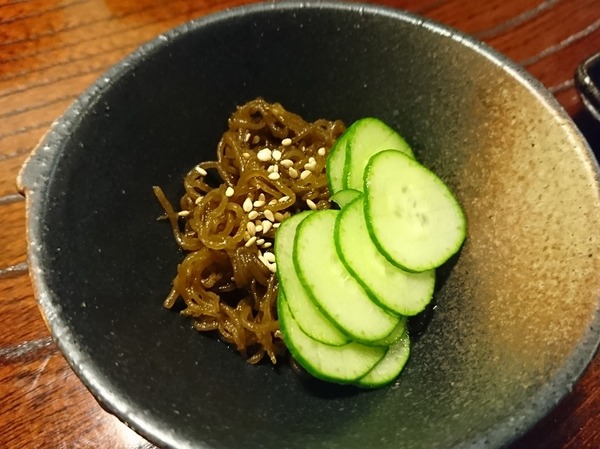 お通しはもずく酢。