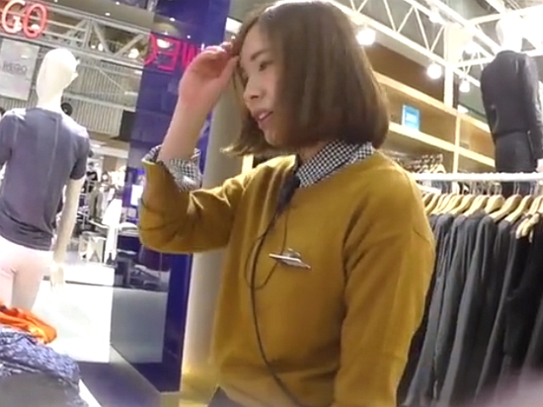 【HD盗撮動画】ショップングモール内の美人アパレル店員さんのパンチラを逆さ撮り＆正面撮りｗ