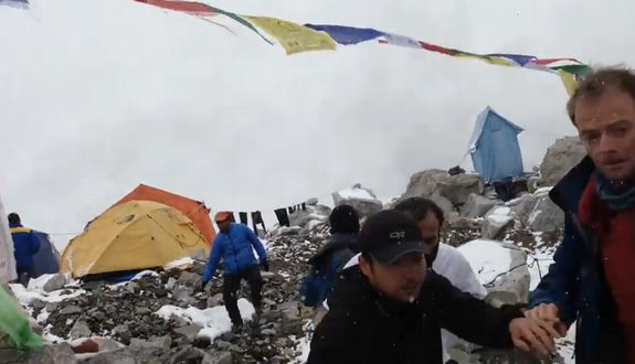 エベレスト雪崩　ベースキャンプを襲う  25.04.2015