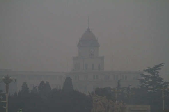 【中国】北京、スモッグで真っ暗4 【中国】北京、スモッグで真っ暗なのに、天安門では朝日や青空が見