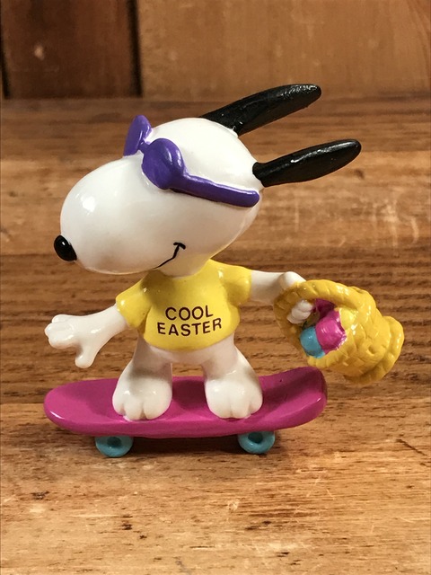 Vintage Peanuts Snoopy “Cool Easter” PVC Figure (18)