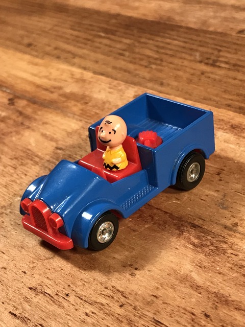 70年代頃のスヌーピーのビンテージのダイキャストミニカー (2)