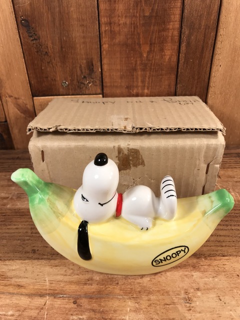 Vintage Peanuts Snoopy “Sleep On The Banana” Coin Bank (20)
