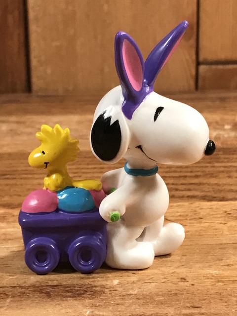 Vintage Peanuts Snoopy “Easter Bunny” PVC Figure (2)