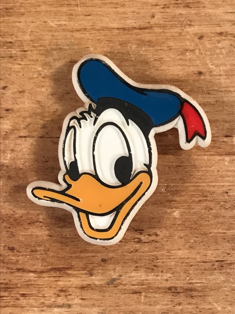 Vintage Monogram Disney Donald Duck Plastic Pinback (1)