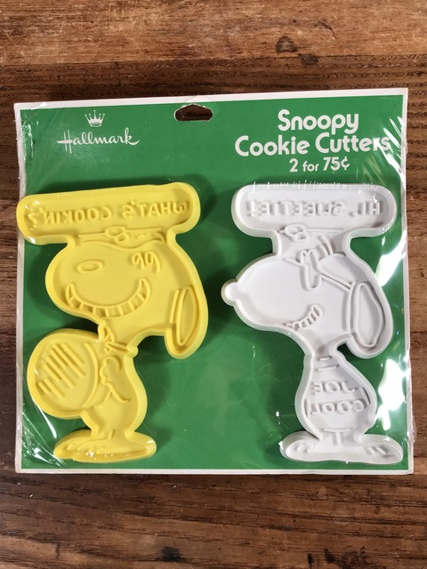 Vintage Hallmark Peanuts Snoopy Cookie Cutters 2 Set (1)
