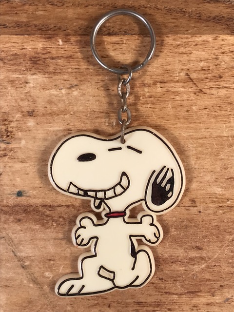 Vintage Aviva Peanuts Snoopy Plastic Keychain (1)