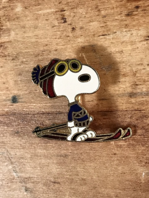 Vintage Aviva Peanuts Snoopy “Skiing” Pinback (1)