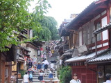 清水寺につづく産寧坂"