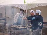 大船渡さんま祭り in 2013, 焼き方を指導する田端君