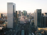 夜とは異なる日中の東京駅の顔
