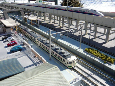 高架脇の羽度大木駅と455系とE2系