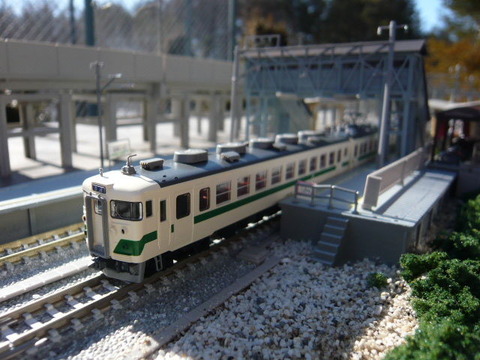 高架脇の羽度大木駅と455系その1