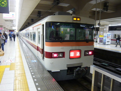 2016年12月撮影、浅草駅にて東武350系その2