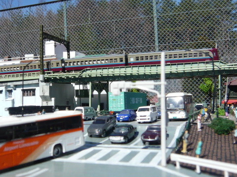 北十一間川沿いの高架線と南側ボード、東武5700系青帯車その5