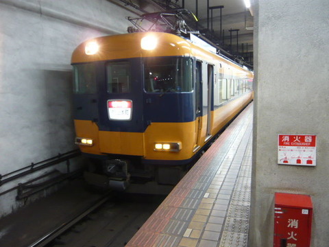 2019年2月撮影、名古屋駅にて近鉄12200系
