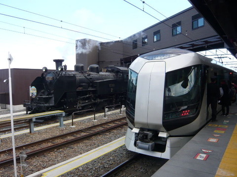 2019年2月撮影、下今市駅にて東武500系とC11-207