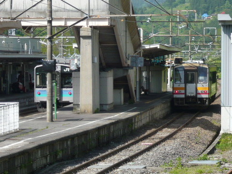 2018年5月撮影、南小谷駅とキハ120