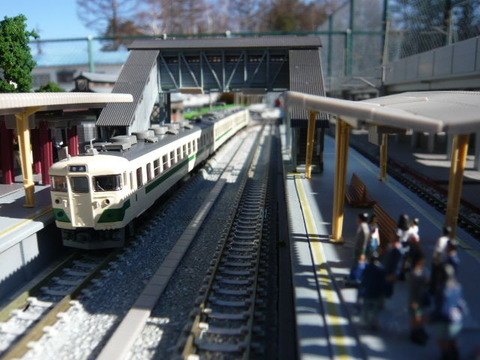 高架脇の羽度大木駅と455系その5