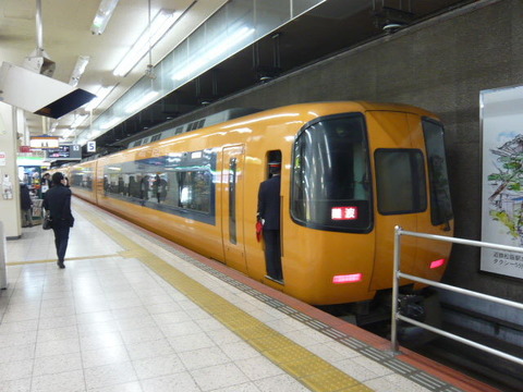 2019年2月撮影、名古屋駅にて近鉄22000系