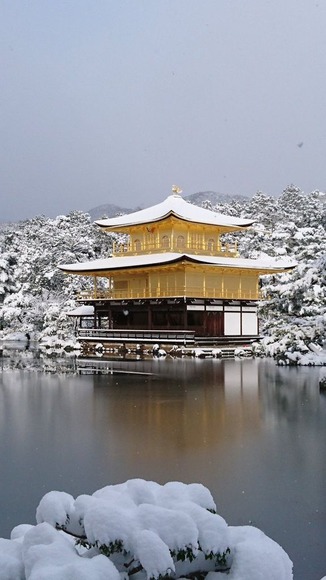 【画像】「京都に移って6年目。夢だった雪化粧の金閣寺が見れた！」　雪化粧した京都の美しさがすごい！