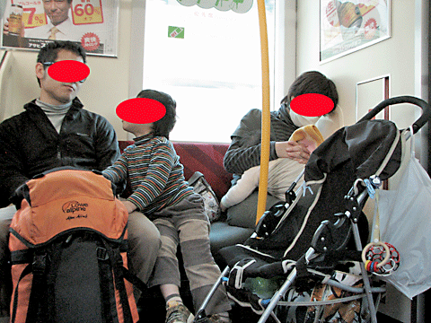 私のお腹を見た若い女の子が席を譲ってくれたんだが、ベビーカーを押した夫婦が乗車。私の前に来て →「よかったら席を譲ってください」