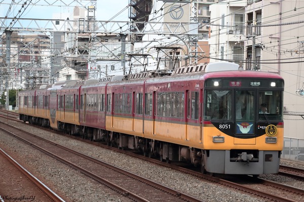 京阪電気鉄道、8000系全10編成に1周年記念ヘッドマークを掲出して運転
