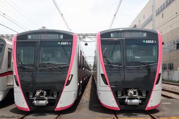 東京都交通局、浅草線新型車両5500形を2編成並べて報道陣向けに撮影会を実施