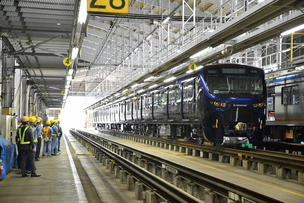 相模鉄道、相鉄・JR直通線用の新型車両　能面をイメージした力強いデザイン「12000系」が到着