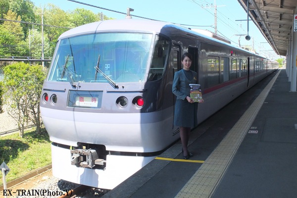 西武鉄道、特急レッドアロー号「スタジアムエクスプレス」にエバー航空の客室乗務員が