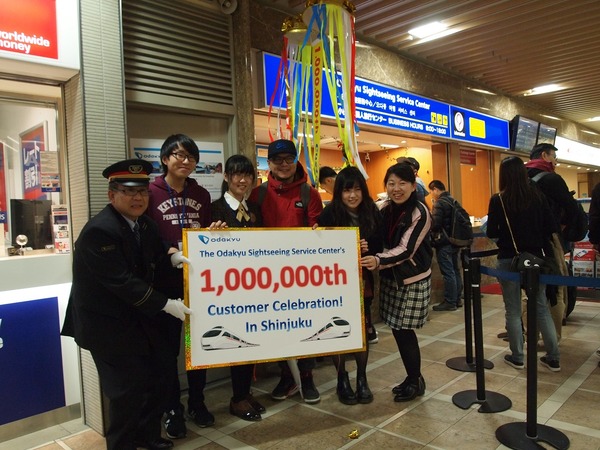 小田急電鉄、新宿駅構内の「小田急外国人旅行センター・新宿」の利用者が100万人達成！