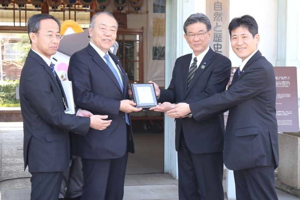 JR西日本、萩駅本屋の登録鉄道文化財指定証を萩市へ!