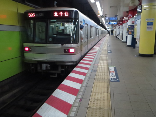 東京メトロ、線路内転落や列車接触防止の「注意喚起シート」を12月末までに5路線34駅に追加設置