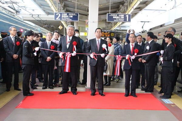 小田急電鉄、海老名駅と伊勢原駅が新たに特急ロマンスカー停車を記念して式典を開催！