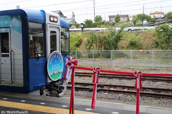 JR東日本、小海線「HIGH RAIL 1375」が運転を開始　小淵沢駅と中込駅で出発式を開催