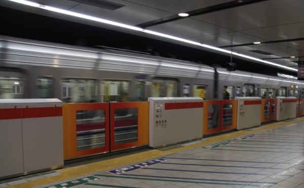 京王電鉄、1日の利用者10万人以上の駅にホームドアを整備！