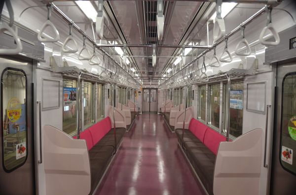 新京成電鉄、8800形電車一編成の内装をリニューアル！2月24日より運行を開始
