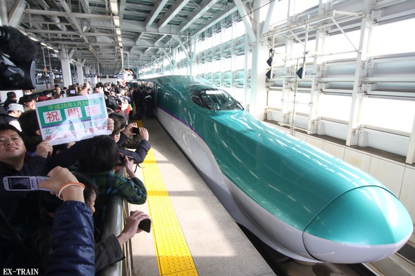 北海道新幹線開業、北海道からの一番列車が青函トンネルを通過して新青森駅に！