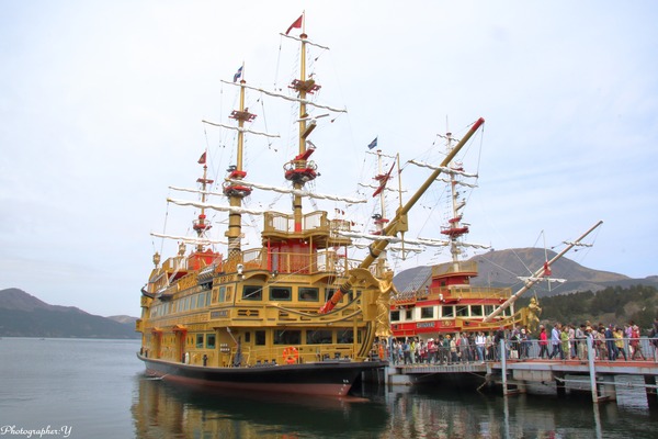 箱根観光船、水戸岡鋭治氏デザインによる新型海賊船「クイーン芦ノ湖」4月25日の就航に先駆けて報道陣に公開