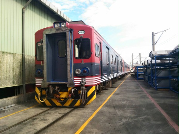 台湾鉄路管理局、EMU500型が「しなの鉄道色」で運転開始