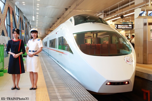 【フォトレポート】小田急電鉄、懐かしい制服を着用したアテンダントによる「走る喫茶室」が復活！