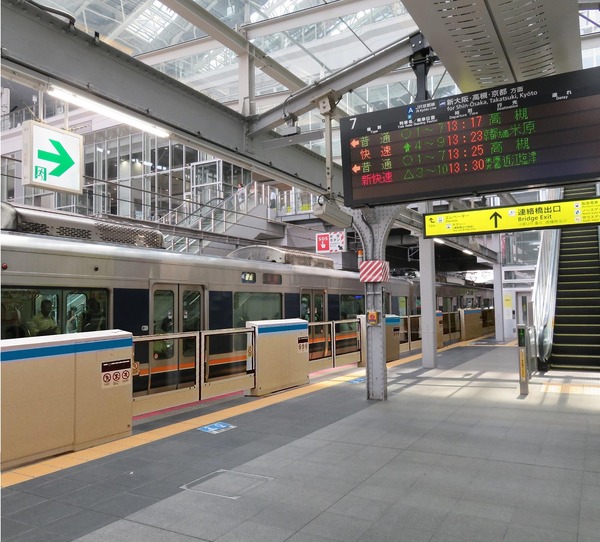 JR西日本、駅のホームにおける安全向上を目指し「ホーム柵」と「内方線付き点状ブロック」をさらに整備へ