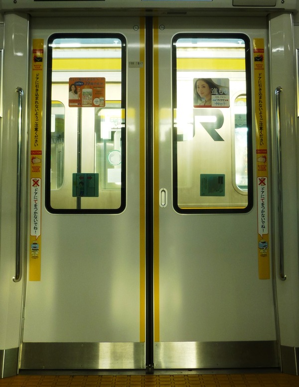 JR東日本、南武線E233系用のドア引き込まれ注意喚起ステッカーを作成