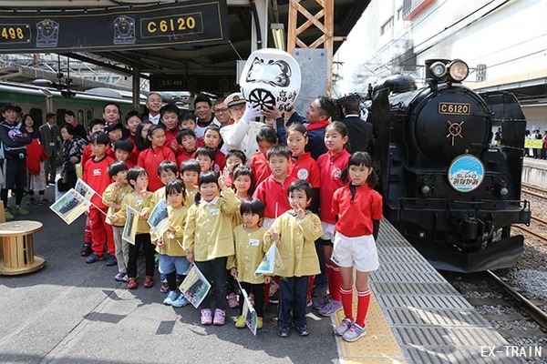 JR東日本、高崎駅で地域のこども「高崎だるま」とともにSLを見送り！